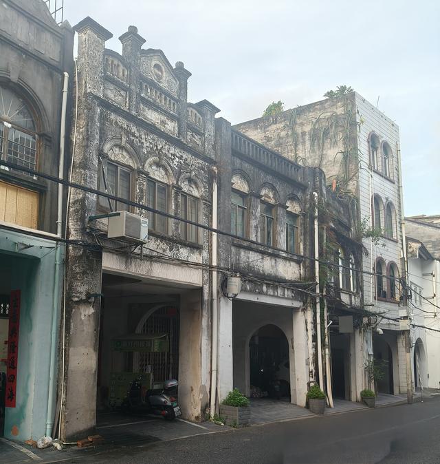 别让历史老街成为霉菌的滋生地