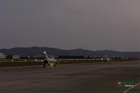 战机与晚霞邂逅！南部战区空军航空兵某旅组织跨昼夜飞行训练图片