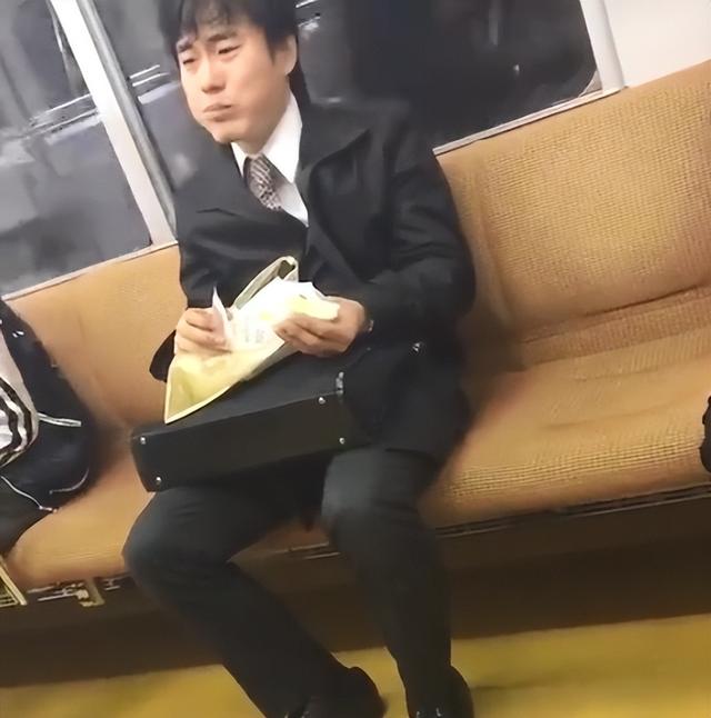 70岁送外卖的日本老人，不敢退休为活下去，繁华东京背后有多残酷