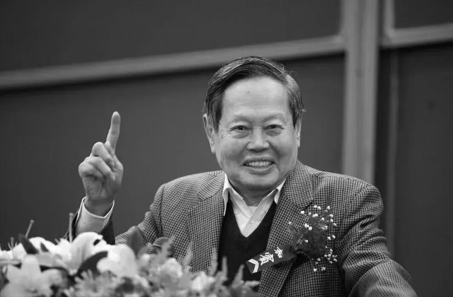 杨振宁身覆国旗，翁帆是家属代表站第一位，重量级好友也到场悼念