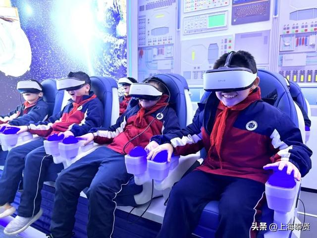 看碉堡、体验VR、听海防故事…酷过秋游！“柘”辆大巴把全民国防教育刻进DNA！