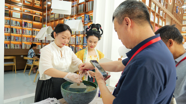 边境风光触手可及，民俗活动精彩纷呈！参加2025年国门文化“极边好声音——红河国门歌会”的嘉宾走进河口