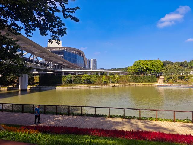 从学苑大道入大沙河绿过大学城后进深圳弯公园流花山景点【高清】