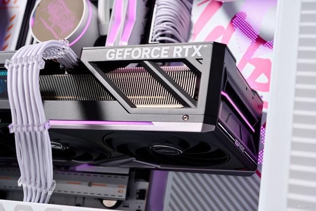 iGame RTX 5090 D v2火神显卡评测：凌厉方正硬汉！性能依旧能打！