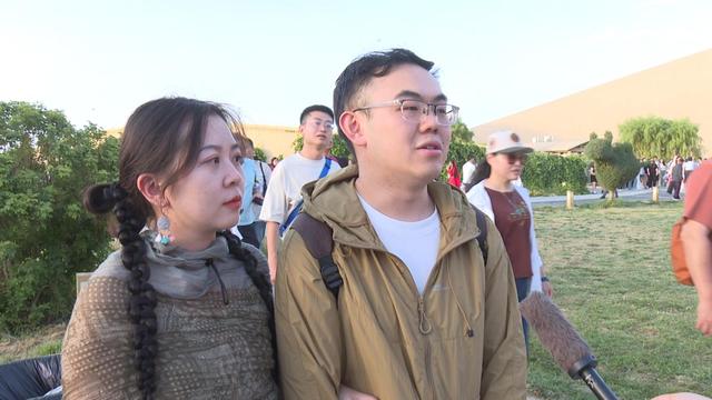 鸣沙山月牙泉七夕夜：情侣夫妻齐聚爱情圣地共谱浪漫乐章