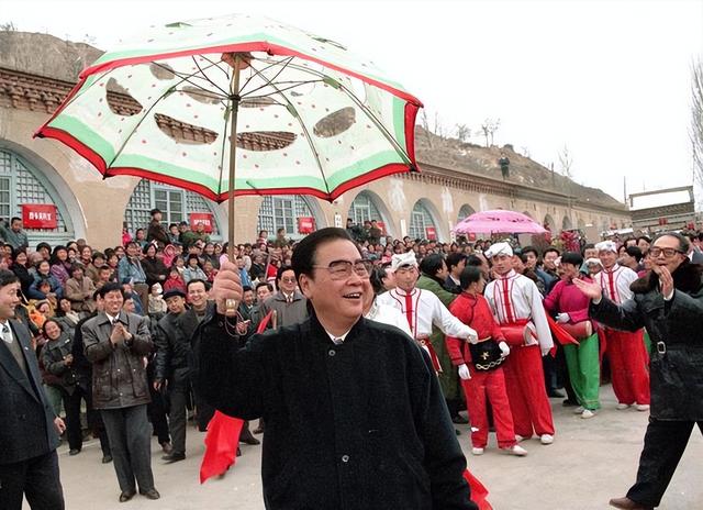 原国务院总理李鹏坦言：外界传闻我是周恩来养子的说法，并不确切