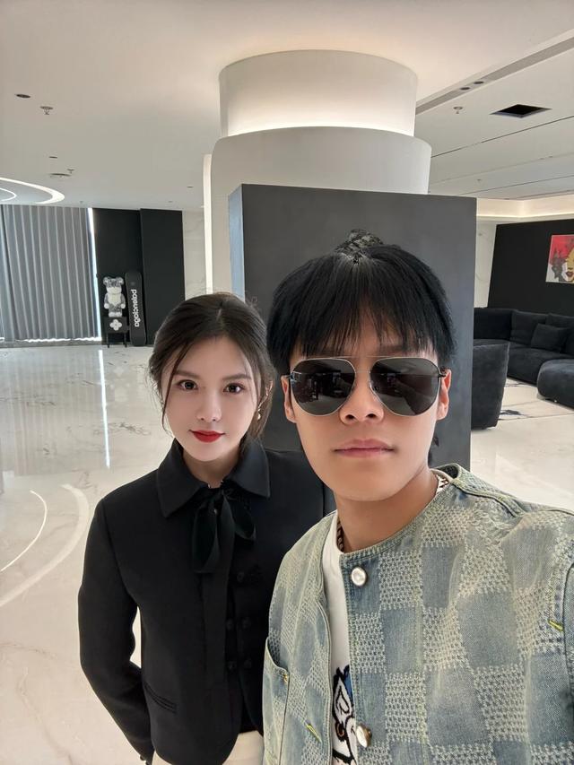 小杨哥停播一年多，小杨嫂大变样，从清纯脸变欧美脸，差点认不出