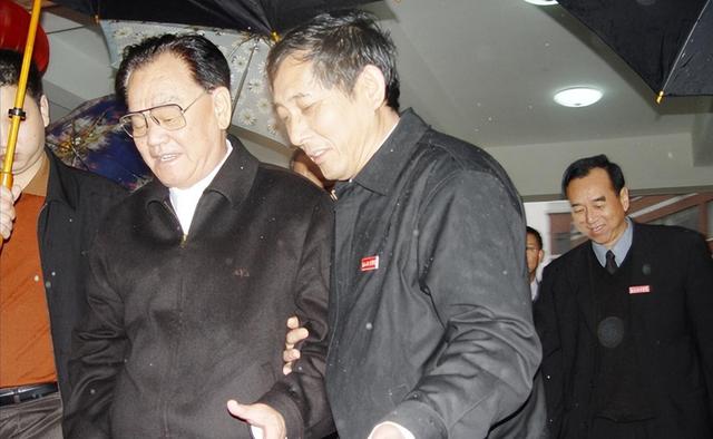 他是华国锋的接班人一心为国操劳，晚年回到家乡当农民