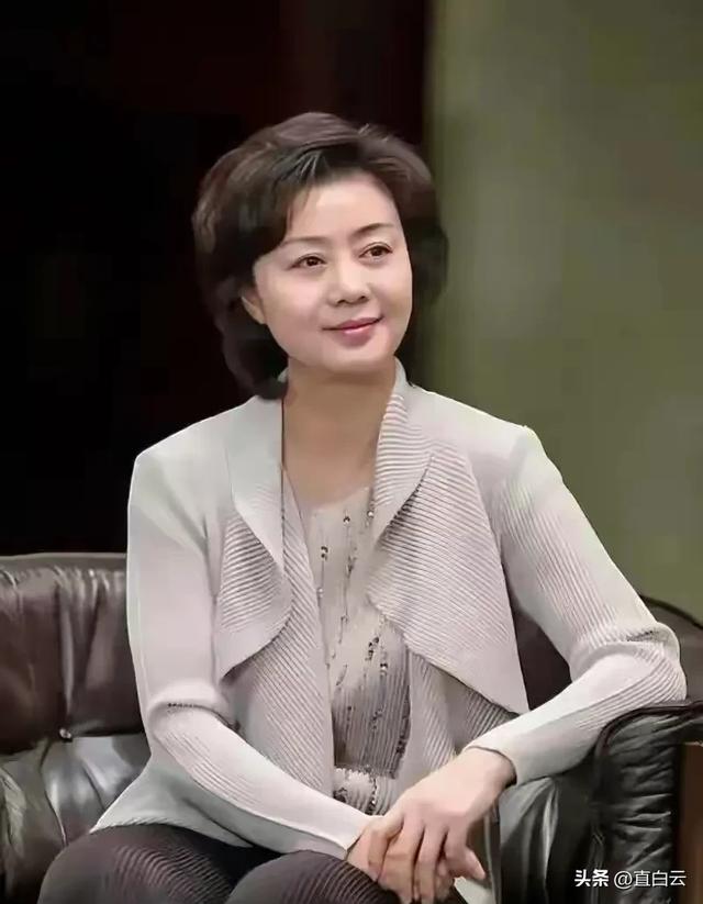 至今未婚未育，身边却有男人陪了近27年！59岁的她才是真人间清醒