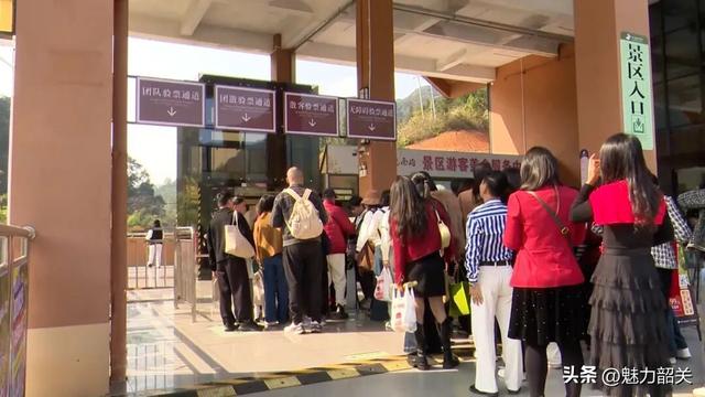 广东韶关南雄帽子峰旅游景区客流激增 多部门联动服务