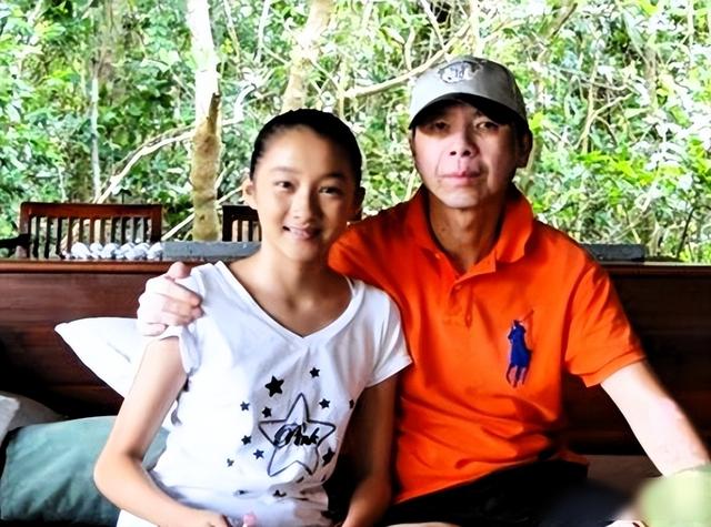 关晓彤晒饺子火了	，网友吵翻了，这碗家常饭藏着多少门道