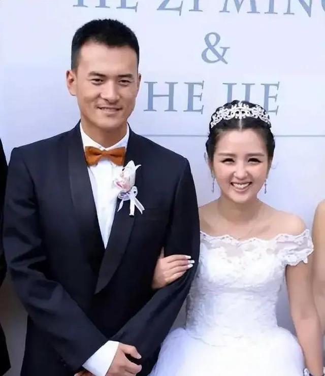 39岁何洁不忍直视，腋下勒出副乳肚子三层肉	，要养4个娃操劳疲惫