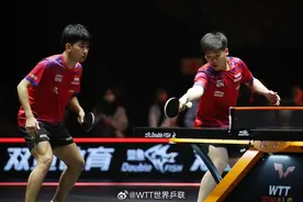 WTT福冈总决赛男双1/4决赛，向鹏/袁励岑0-3不敌新加坡组合冯耀恩/郭勇，止步8强图片