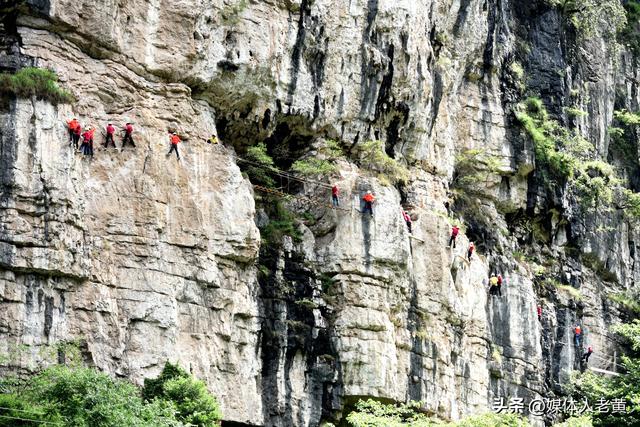 六盘水月照神雕峰吸引全国夏令营学生“清凉凌空漫步”打卡体验