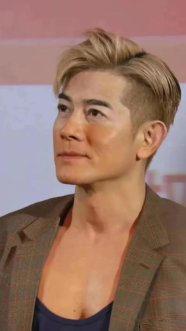 岁月无情，59岁的郭富城老年斑也出来了，老了！