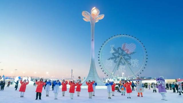 哈尔滨冰雪大世界再添新亮点 “雪韵丁香”火炬塔点亮仪式燃动冰城
