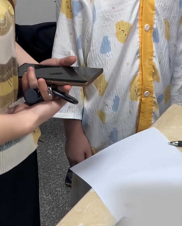 家长联手警察给迷恋手机男孩上了一课