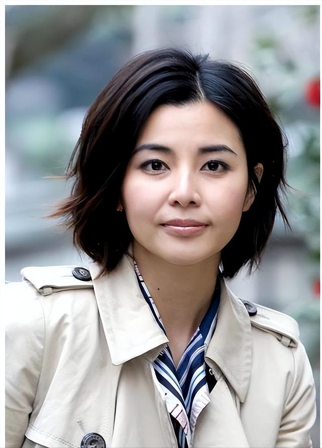 21岁拍三级，30岁被出轨，38岁嫁大佬，如今52岁没孩子也被宠成宝