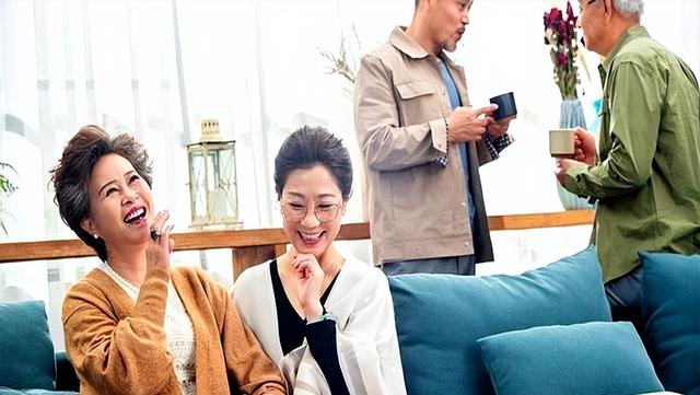 13岁儿子和母亲睡一个被窝，半夜母亲突然吓醒，儿大几岁要避母