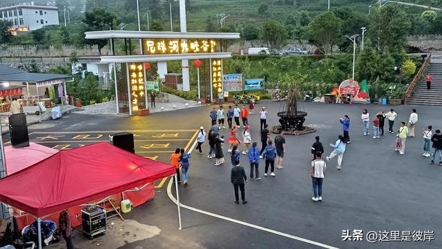 带着老爸乘宣威客运巴士去尼珠河大峡谷