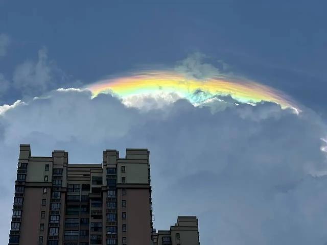 广东罗定天空现七彩祥云 梦幻场景美不胜收