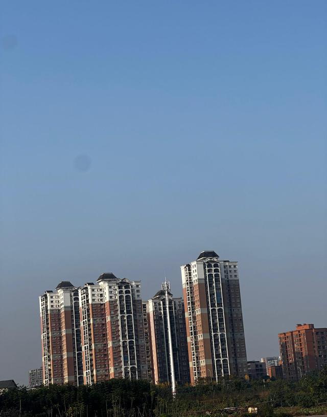 重庆九龙坡西彭抬头见蓝天，白云悠悠诉温柔，城市烦躁瞬间消散