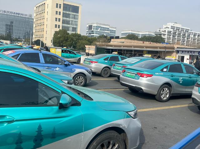 德国美女来中国旅游前备满干粮，落地北京后愣住