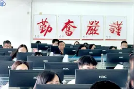 探访天津高考评卷现场 约700名教师认真阅卷 各环节严格把控图片