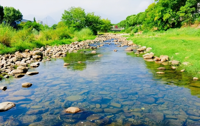 旅行想省钱还想美？国内 "撞脸景观"出炉，人少景美性价比拉满