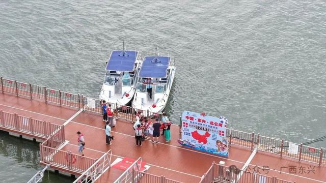 中越界河风景区“一船游两国”项目受游客青睐