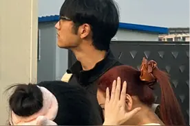 金莎和孙丞潇逛环球！打扮老气和男友像母子，孙丞潇一脸不耐烦图片