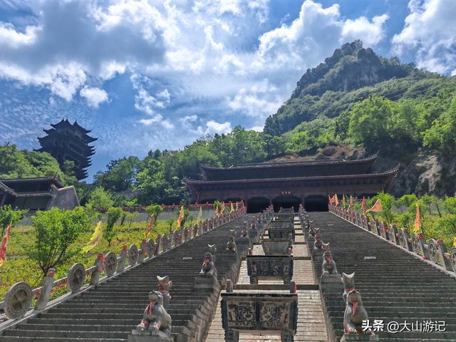保康尧治河探幽尧帝神峡