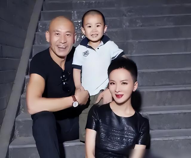 吃里扒外！定居美国13年，回国捞金惨遭“驱逐”，52岁活成了笑话