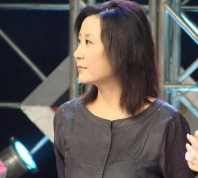 1980年，苏小明到河北慰问演出，互动时，发现38军的战士全是光头