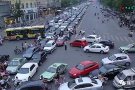 交警提醒：即日起，绿灯这样通行也会罚200扣3分！图片