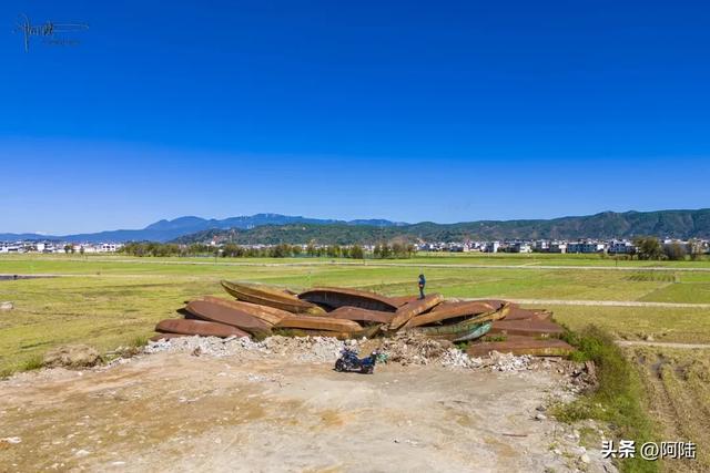 洱海边惊现一堆破船,锈迹斑斑却野趣盎然,已经被我轻松登顶拿捏