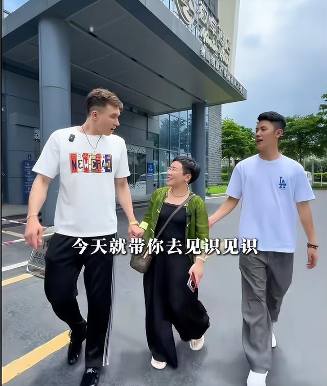 爱情乱了年纪！46岁大妈嫁儿子同学，绝经前怀混血儿，现生活幸福