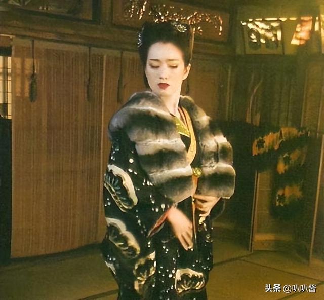 分手30年，被法国老公7字评价的巩俐，活成张艺谋高攀不起的存在