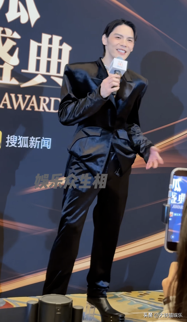 北京这一晚，55岁刘奕君秒了41岁向佐，才懂男人刚阳硬朗的魅力