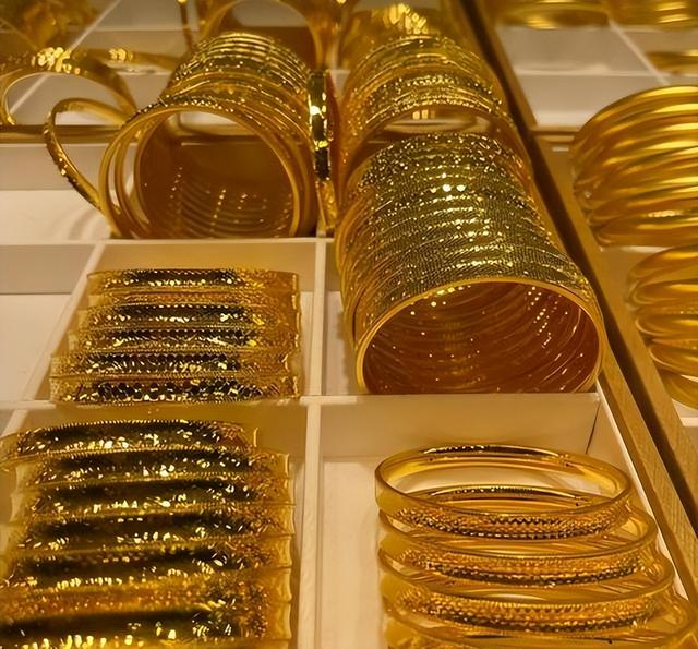 俄罗斯大批黄金运往中国，中国战略布局开始争分夺秒