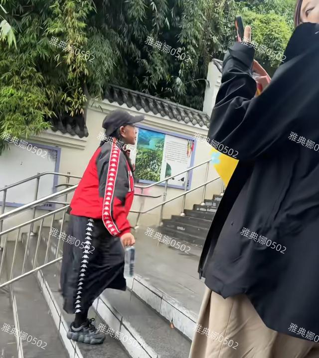 刘晓庆70的年纪18的打扮宁静矮黑胖，夕阳红老年团硬夸成一路繁花