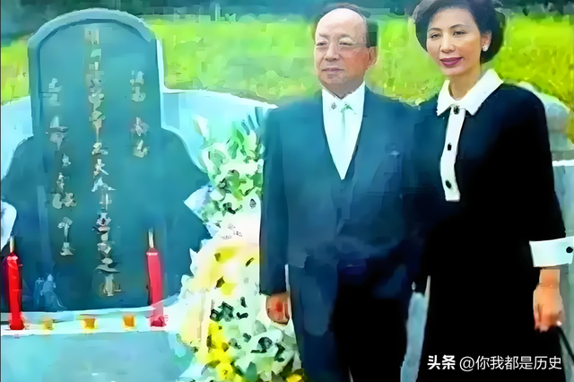 蒋孝严妻子黄美伦有多美？1982年与儿子蒋万安的合影，如花似玉！