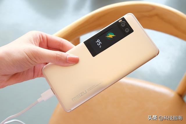 小米17 Pro贵在哪？背屏不是关键，跳过16的背后，是场符号战