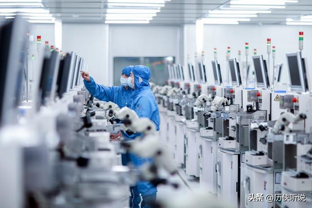 荷兰怎么敢的，对中国发起芯片战？被中国重击后，开始低头求和了