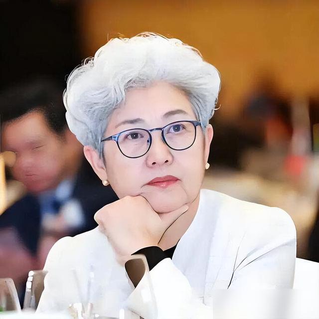 等我老了也要像傅莹这样打扮：白发不染、首饰不戴金，到老都优雅