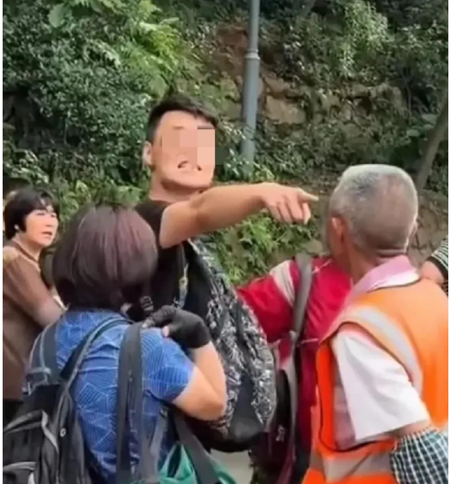 男子黔灵山辱骂老头后续：正脸曝光账号被扒，难怪嚣张 受害者回应