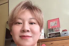 41岁沈春阳大变样，瘦了好多，不愧是撸铁少女！手机壳成亮点图片