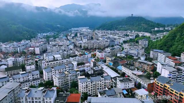 四川交通尴尬的县,坐拥双高铁站却难坐车,风景美到让人忘了吐槽