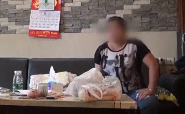 美女从不上班,每天躺在家里就有钱,民警:她家起码有几千万现金