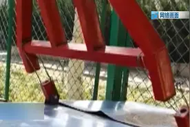 “篮”坚强！庞大篮球架仅靠2根铁丝“拽”？图片